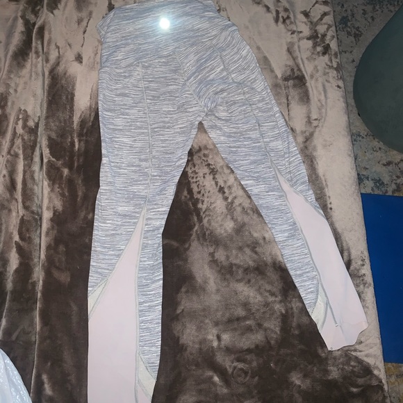 Lululemon grey and white Wunder 7/8 with mesh detail - Picture 4 of 7